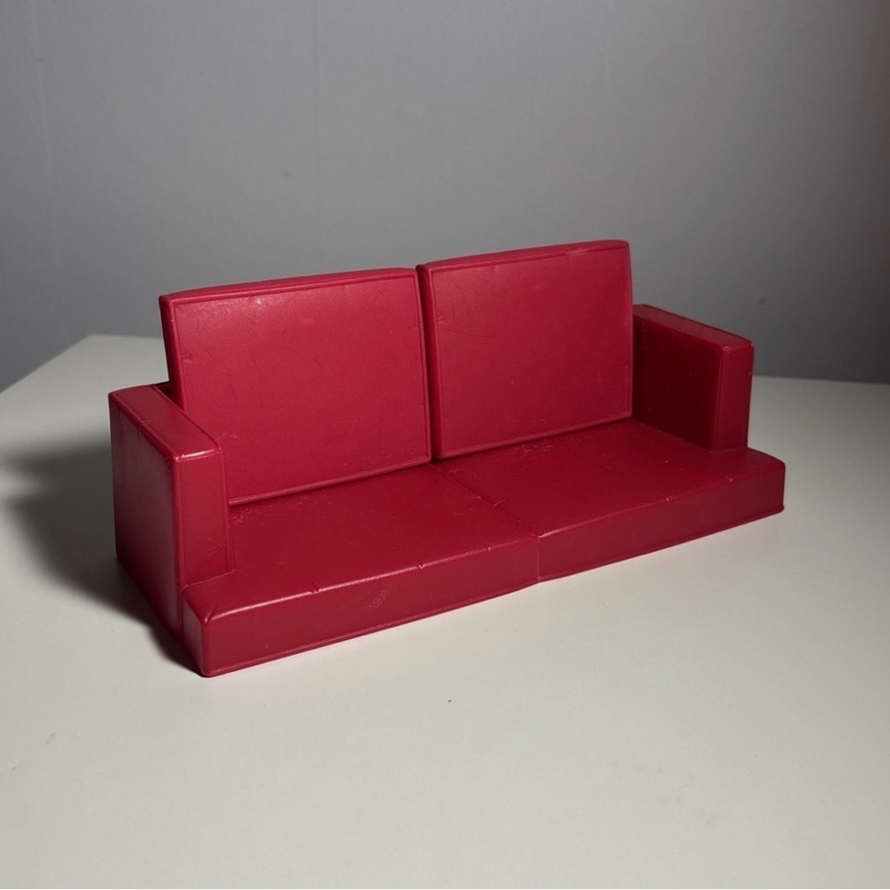 2005 Red Plastic Barbie Couch J0503 “Barbie Decor Family Room” for Doll